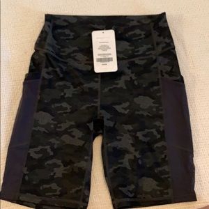 Fabletics Mila Pocket Short size Large  Black camo